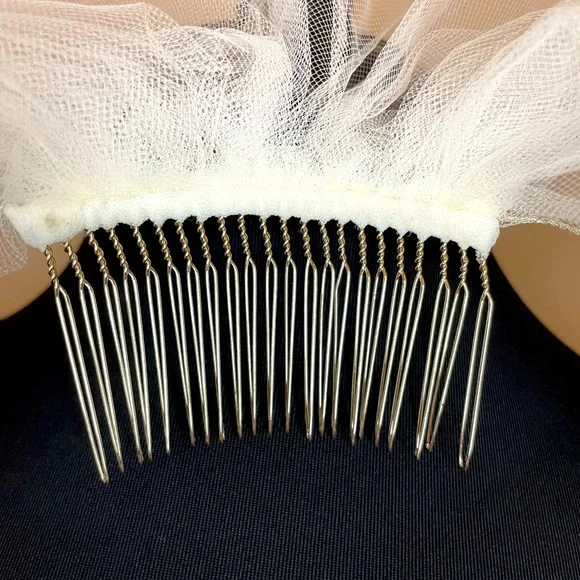 Scalloped Edge Lace Bridal Veil - Picture 12 of 16